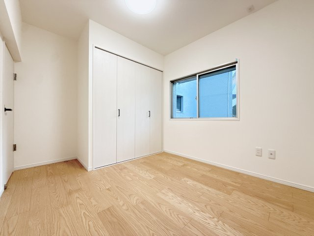 南側洋室の別角度です。