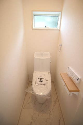 2か所のトイレにはどちらも温水洗浄便座付き！こちらは小窓がある1階のトイレです