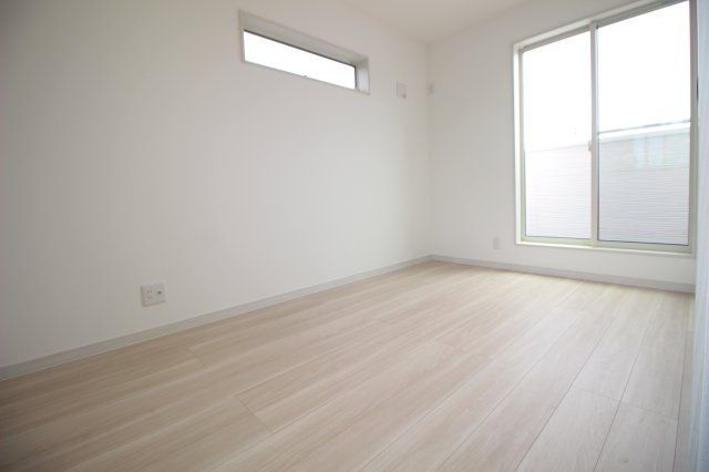 2階南東側の5.5帖洋室。ほぼすべてのお部屋で2面採光を実現しています