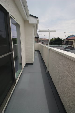 南西向きで陽当たりの良いバルコニー。西側半分が広くなっています
