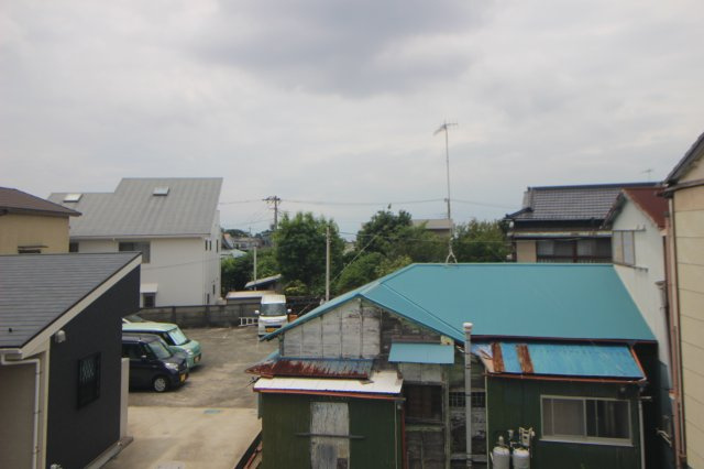 南側に空間が抜けており開放的で風通し良好！写真では分かり辛いですが海が見えているようです