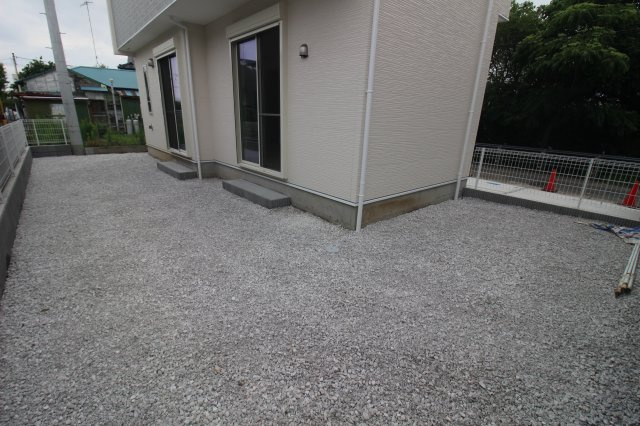 建物の南から東にかけて大きなお庭が広がっています