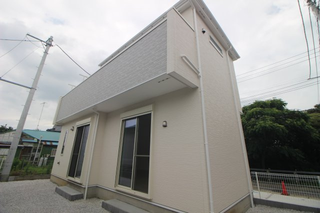 南側からの外観です。お隣のお家までの距離があるため開放的♪