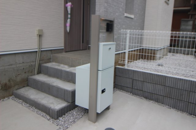 郵便ポストの下に宅配ボックスが設置済で、留守でも荷物を受け取れます