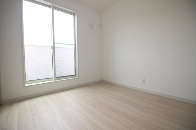 2階南側真ん中の4.2帖洋室。3部屋からバルコニーへ出られるのでお布団を干すのもラクラク♪