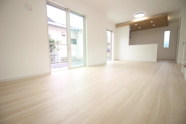 お庭に面した19.3帖のリビング。天井高が2.7mありお部屋をより広く感じられます
