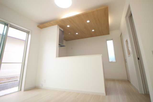 間接照明が照らし出す飾り天井がお洒落な対面式キッチン