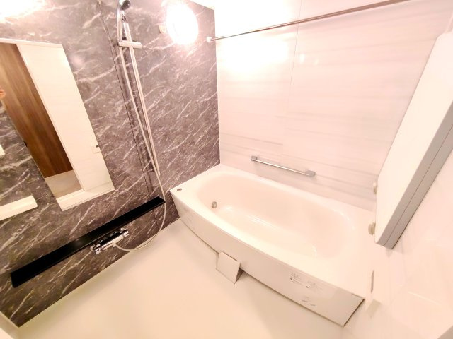 ゆったりとした浴槽を備えたバスルーム。一日の疲れを癒やすリラックスタイムを過ごせます。