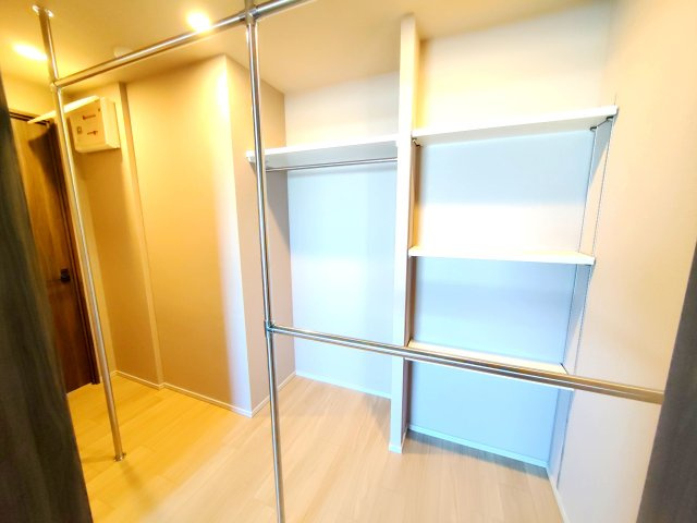 奥行きと高さを十分に確保した使い勝手の良い大容量の収納スペースです！かさばる荷物も綺麗に収まります。