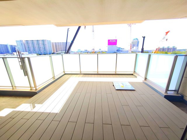 遠くまで見渡せる爽やかな景色が広がり、季節の移り変わりや豊かな光を感じられる特等席。