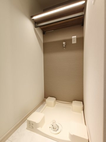 【室内洗濯機置き場】　室内に洗濯機置場を完備。天候に左右されず快適にお洗濯。