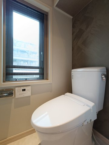 【トイレ？】　シンプルで清潔感のあるトイレ空間です。