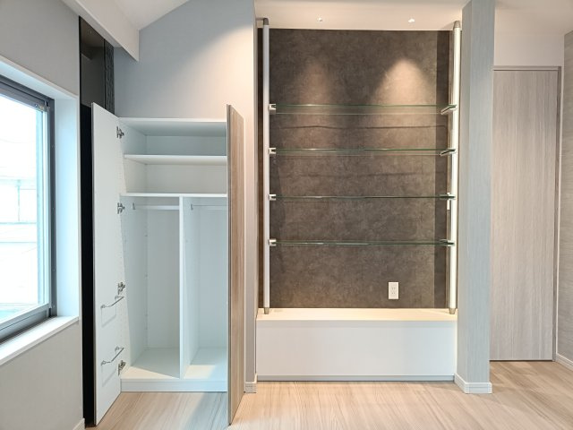 【洋室2　収納】　各部屋に収納を備え、衣類や荷物もすっきり整理できます。