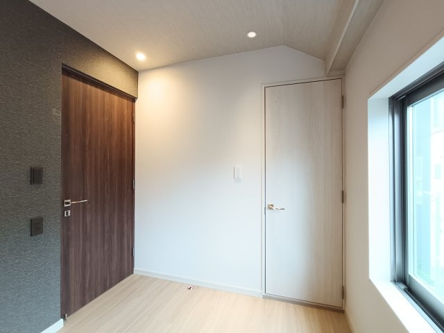 【洋室3】　シンプルな造りで家具の配置がしやすい一部屋。自分好みの空間が作れます。
