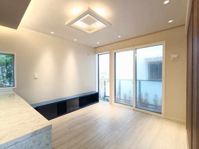 【LDK】　落ち着いた色調で、どんな家具も映える心地よい空間です。