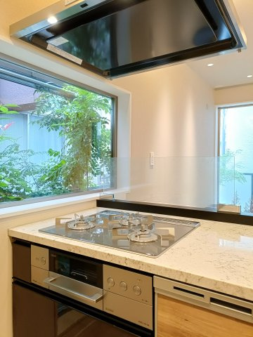 【コンロ】　3口コンロで複数の調理も効率よくこなせます。