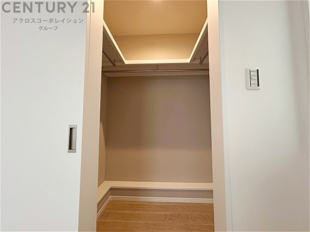 収納力が高く洋服や小物を整理しやすく、更衣室のように使え、部屋がすっきり保てます。収納の配置を自由に調整でき、換気性が良く防湿・防虫対策も可能。快適で機能的な生活空間を実現できます♪　