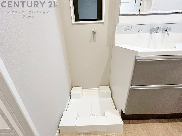 洗濯物の仕分け作業がしやすく、整理整頓が容易になります。洗濯音や湿気を他の部屋に持ち込まず、生活環境を快適に保ちます。上部を活用すれば収納スペースを確保でき洗剤や洗濯用品の整理もしやすくなります。　