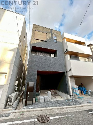 車庫付き　天井があり、雨風から愛車を守ってくれます。　
