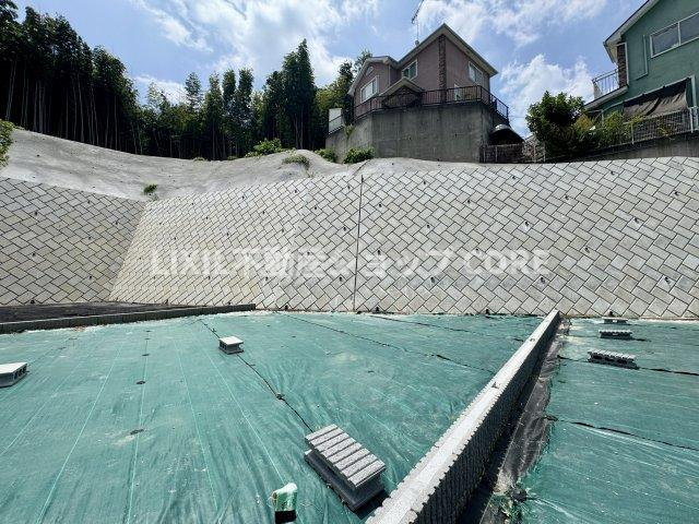 前面道路は閑静な住宅地をはしる車通りの少ない道路。お車の出し入れが苦手なママや小さなお子様にも安心　