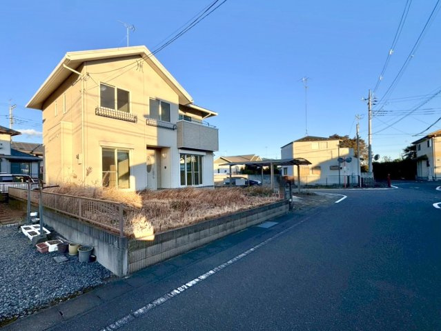 ■外観｜角地のため風通しが良く開放感があり、隣接する建物が少なくプライバシーを確保しやすいのがメリットです♪