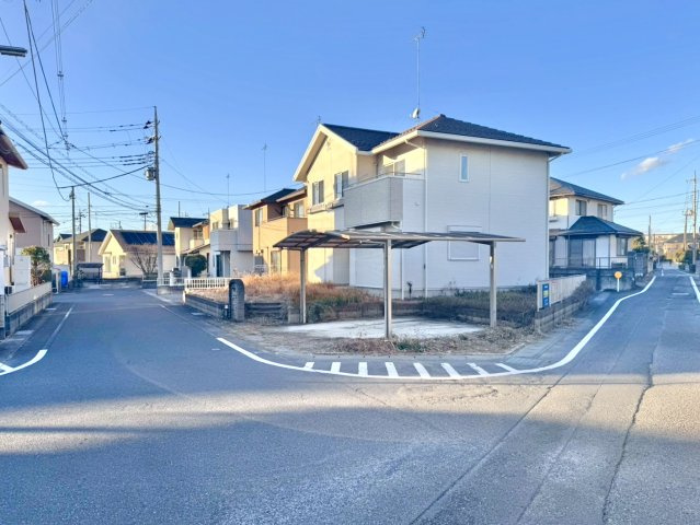 ■外観｜雨や雹、鳥の糞などから大切な愛車を守ることが出来る嬉しいカーポート付き♪