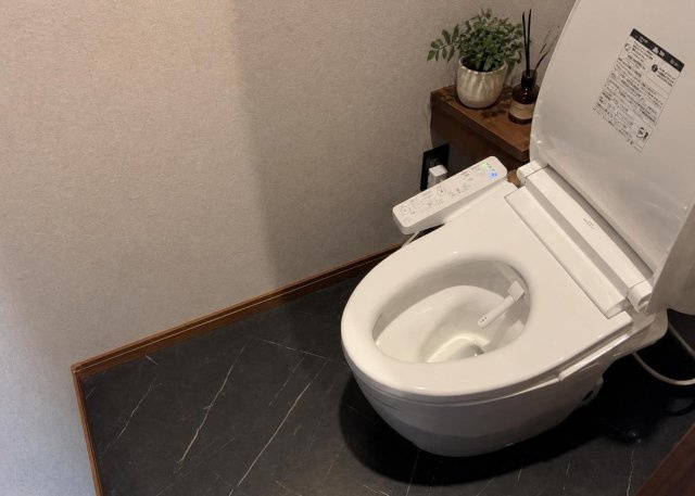 2026年9月にリフォーム済みのトイレには、快適にお使いいただける温水洗浄便座を完備しております。壁紙や床クロスも新しく貼り替えられており、衛生面にも配慮された心地よい清潔な空間です。