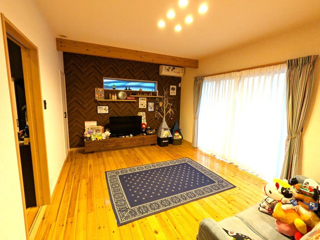 床の木目と壁のクロスがぴったり合っていて落ち着きます