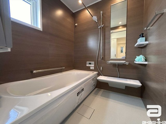 一日の疲れを癒す、ゆったりサイズのバスルーム。