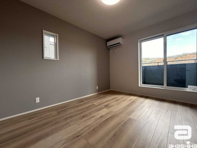 バルコニーに繋がる大きな窓から光が差し込む明るい部屋です。