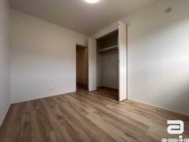 室内がすっきりとした空間になる、クローゼット付きの洋室。