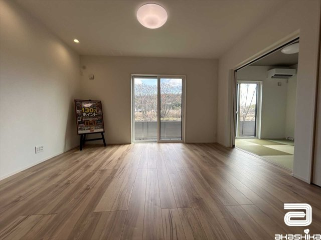 明るくゆとりのあるLDKで、家具の配置も自由自在。