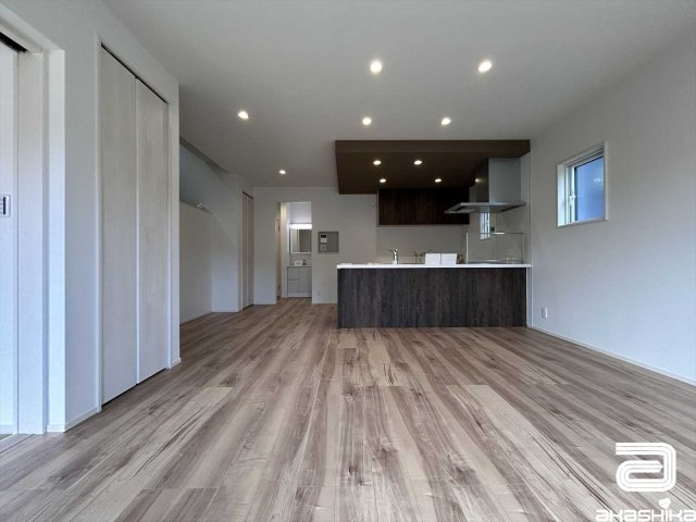 家族が自然と集まる、開放感たっぷりのリビング空間。