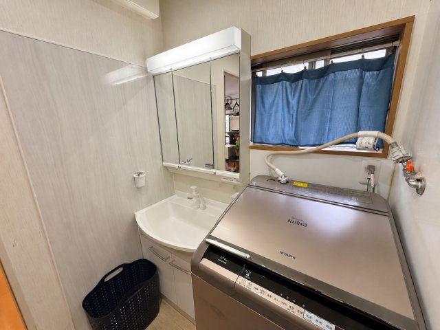 洗面台を備えた清潔感のある空間