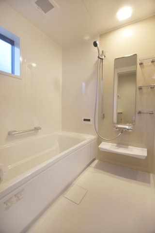 ゆったり体を伸ばせる浴槽にお手入れしやすい機能を備えたシステムバスを採用　※施工イメージです