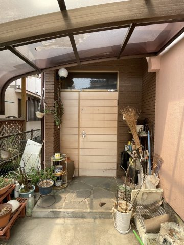 収納もある玄関です