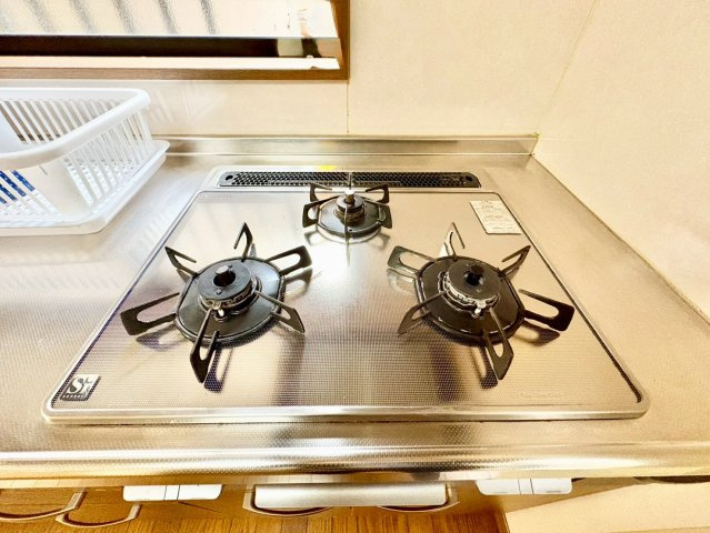3口コンロで複数の料理を同時に進行可能。時短にも役立ちます。