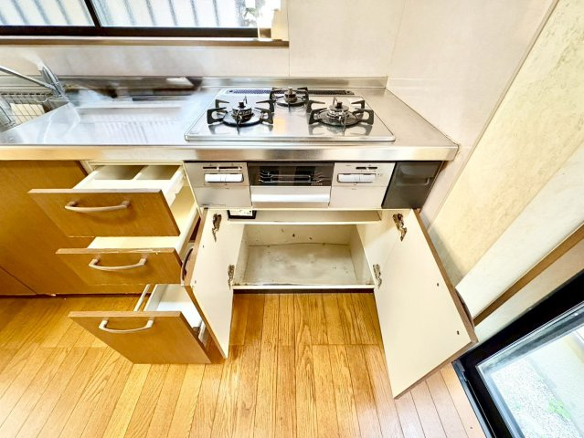 調理道具や調味料もすっきりしまえる、収納力のあるキッチン