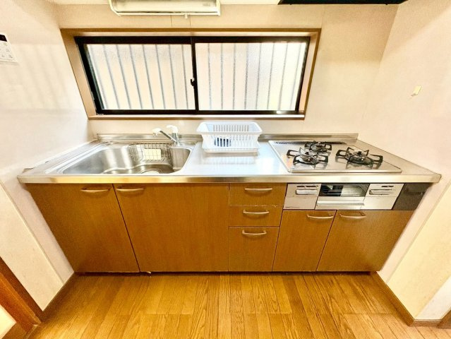 調理道具や調味料もすっきりしまえる、収納力のあるキッチン