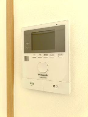 【ＴＶモニター付インターホン】　来訪者を確認できるＴＶモニター付インターホンでセキュリティ面にも配慮。あると安心感があります。