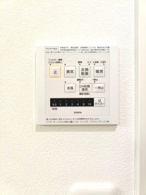 【浴室換気乾燥暖房機】　冬場の冷え込む浴室をあたためたり、梅雨時の洗濯物を乾かしたりと、生活に便利な設備を備えております。　
