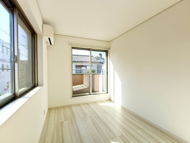【洋室2階　約5.0帖】　バルコニーに面した明るいお部屋です。陽気に楽しみ、やすらぐ室内。　