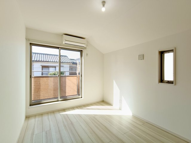 【洋室2階　約4.5帖】　どのお部屋にも窓があり、明るく過ごしやすい空間となっています。