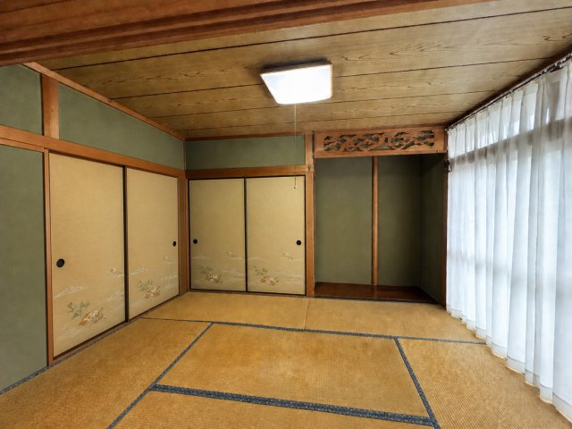 畳の上でゆっくりとくつろげる和室です