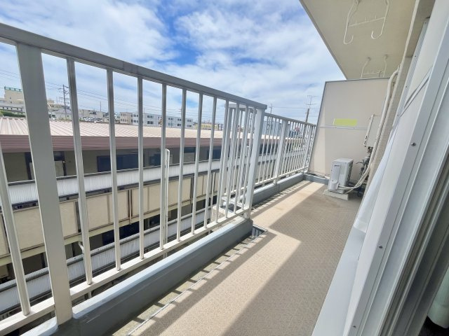 広さのあるバルコニーで、お布団干しにも便利です！