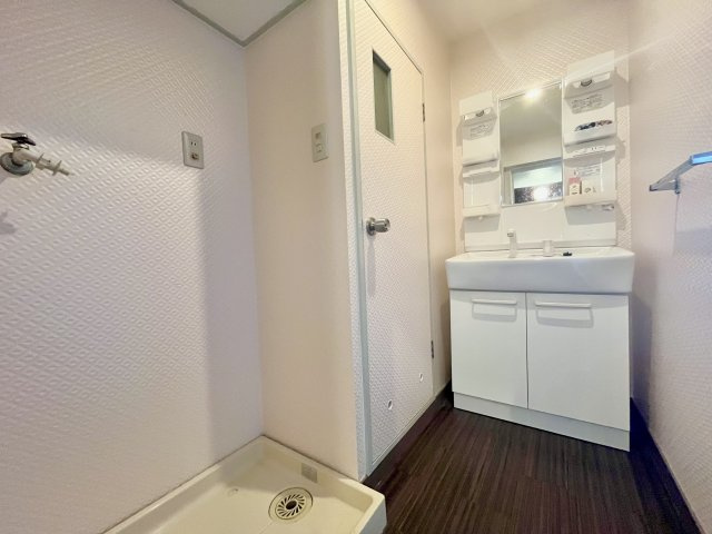 収納付きの洗面台で、使い勝手の良い水回り空間。