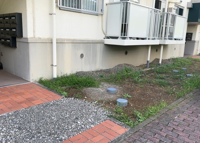 中庭（パティオ）とは、一つの建築物の内部に設けられた、壁などで囲われている庭のことを指します。コの字型、ロの字型が主流ですが、L字型の中庭もあります。最近では、インテリア性の高さからも人気があります。