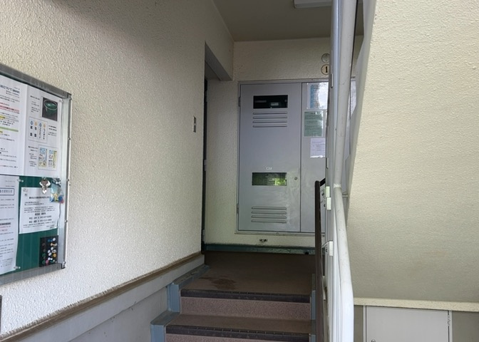 ラウンジは、マンションの共用スペースに椅子やテーブルなどを配置した利用者が寛げる空間です。屋内型ラウンジと屋外型ラウンジがあります。共用部分の管理状況と合わせて、詳細については現地でご確認ください。