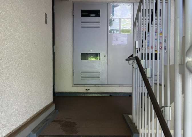 ロビーというと、エントランスと何がちがうの？と思いますよね。実はロビーとエントランスには明確な決まりはありません。物件によっては、エントランスを入って広がるある程度の広さのある空間がロビーとなります。