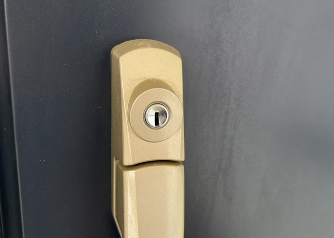 室内の防犯設備もチェックしましょう！モニター付きインターホンが設置されているか、防犯シャッターが設備されているか、ベランダに人が上がってきにくい高さかなどチェックしておくと入居後も安心できるでしょう。
